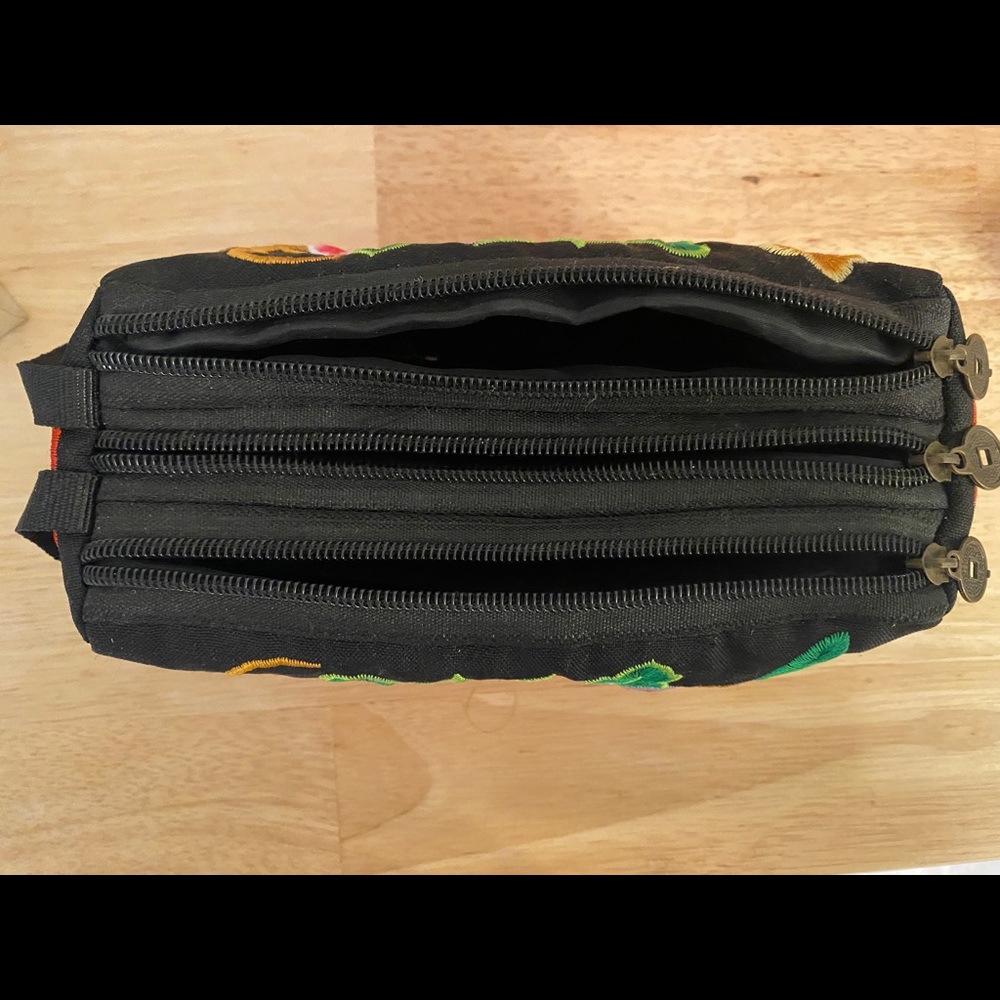 Embroidered pouch - Picture 3 of 4